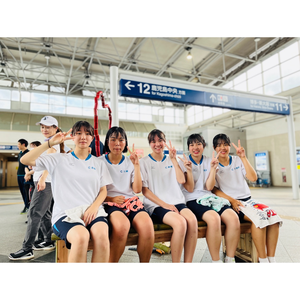 笑顔でベンチに座る川内商工高等学校の生徒