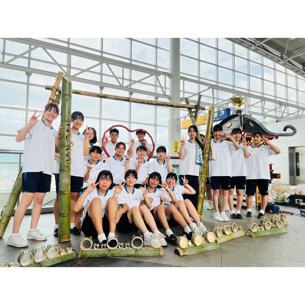 竹でつくったカエルのオブジェと川内商工高等学校の生徒