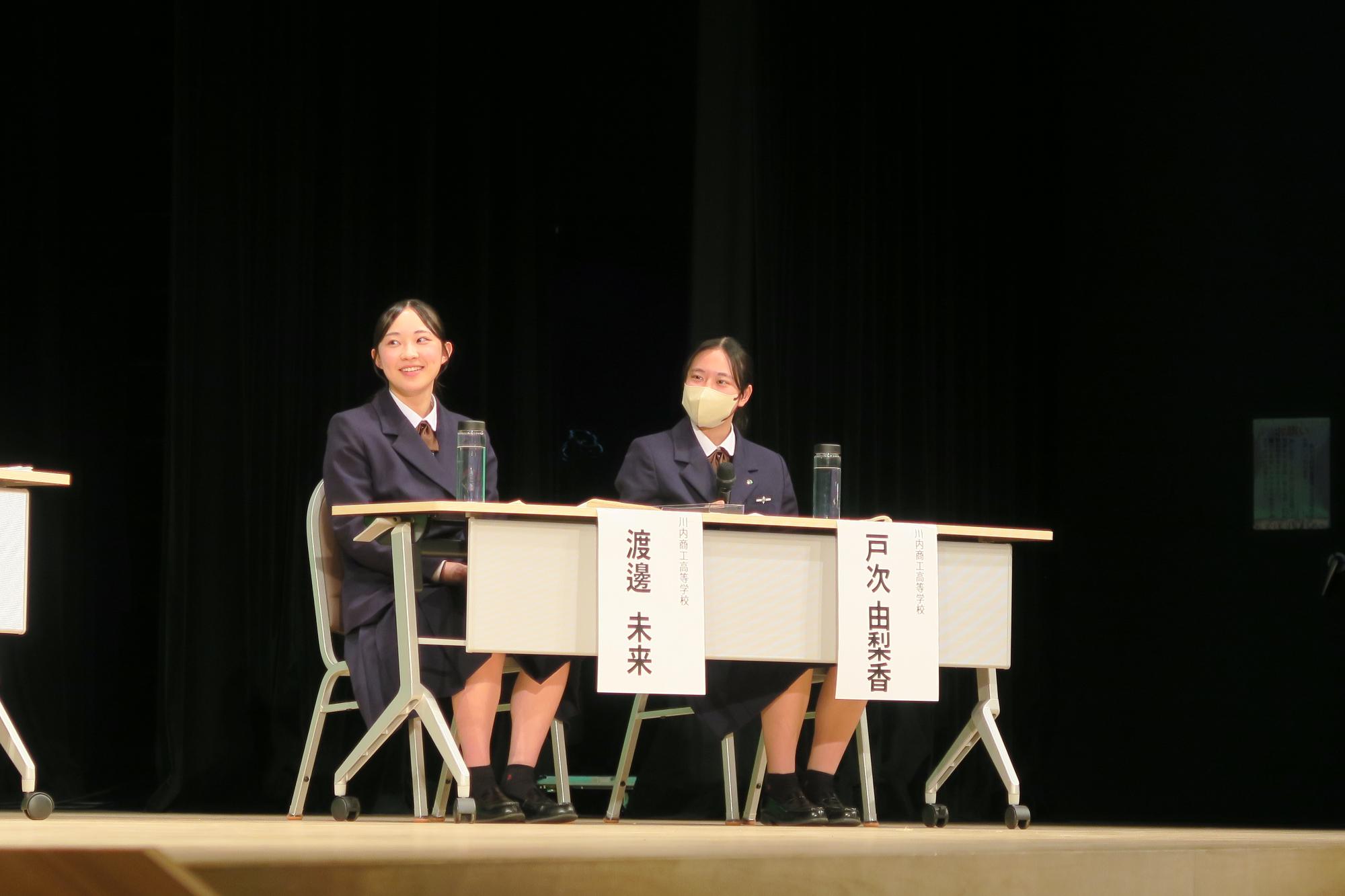 トークセッション中の戸次さんと渡邊さん