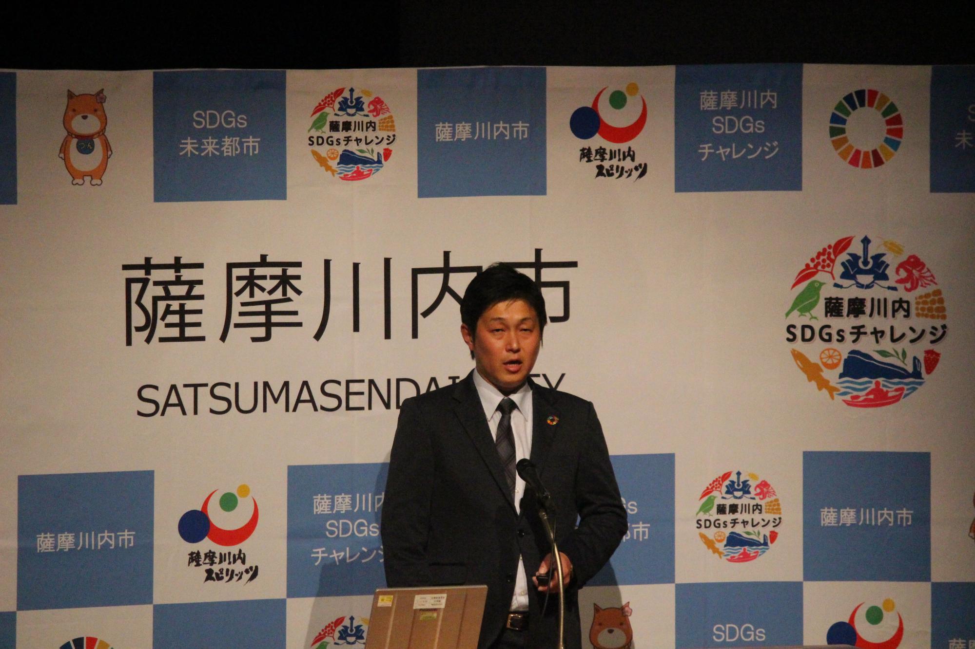 講演をする福永さん