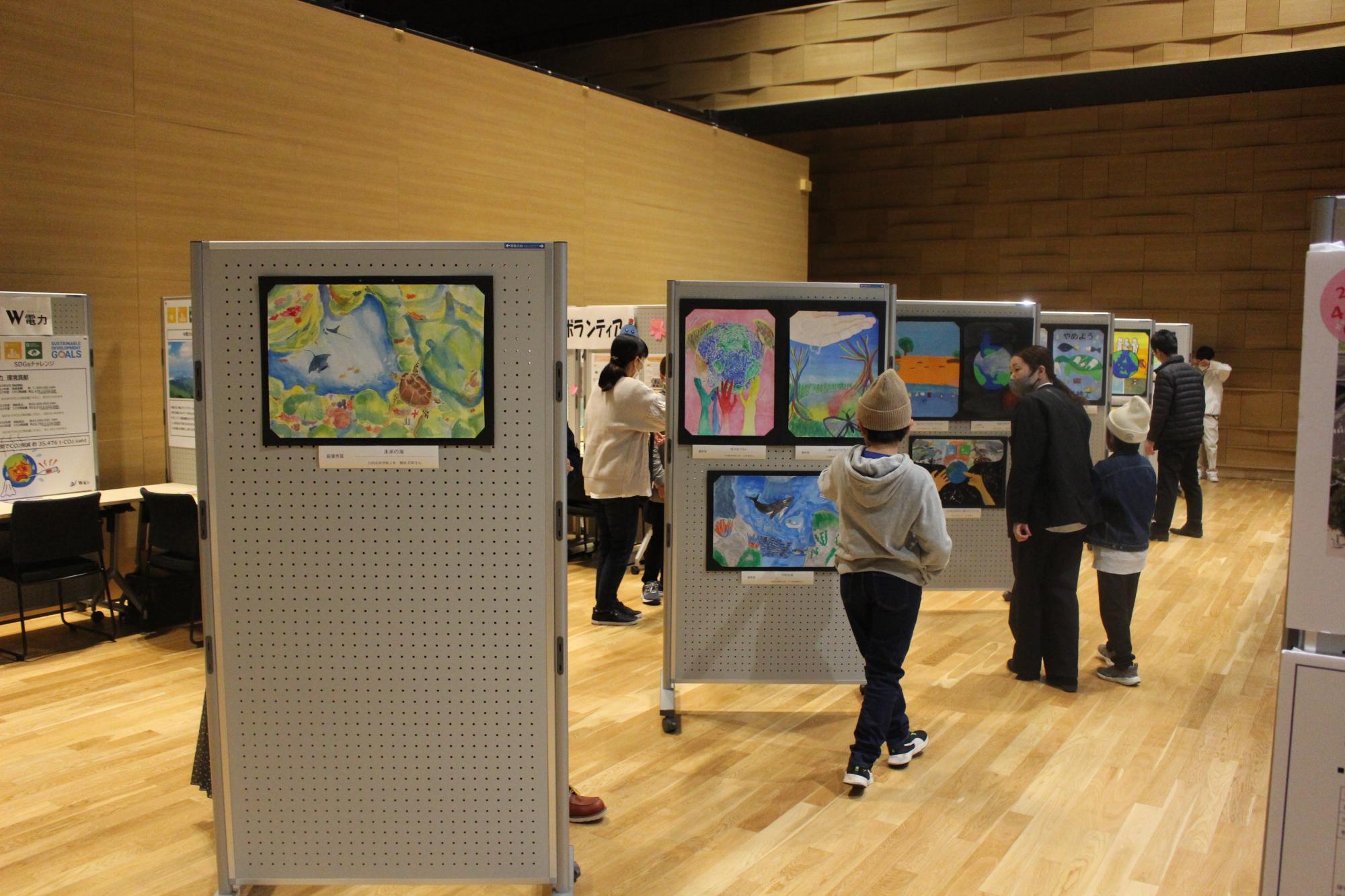 絵画の展示の様子