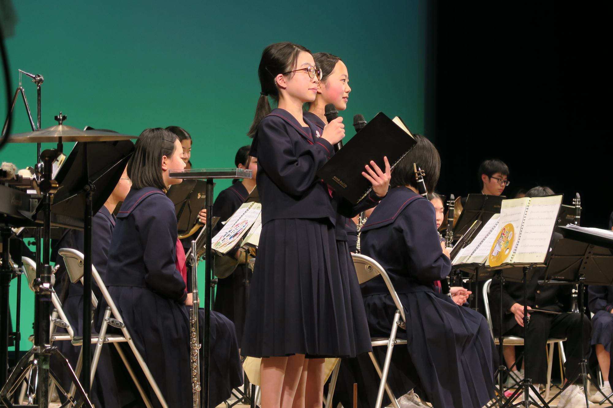 演奏の合間にMCをする吹奏楽部のみなさん