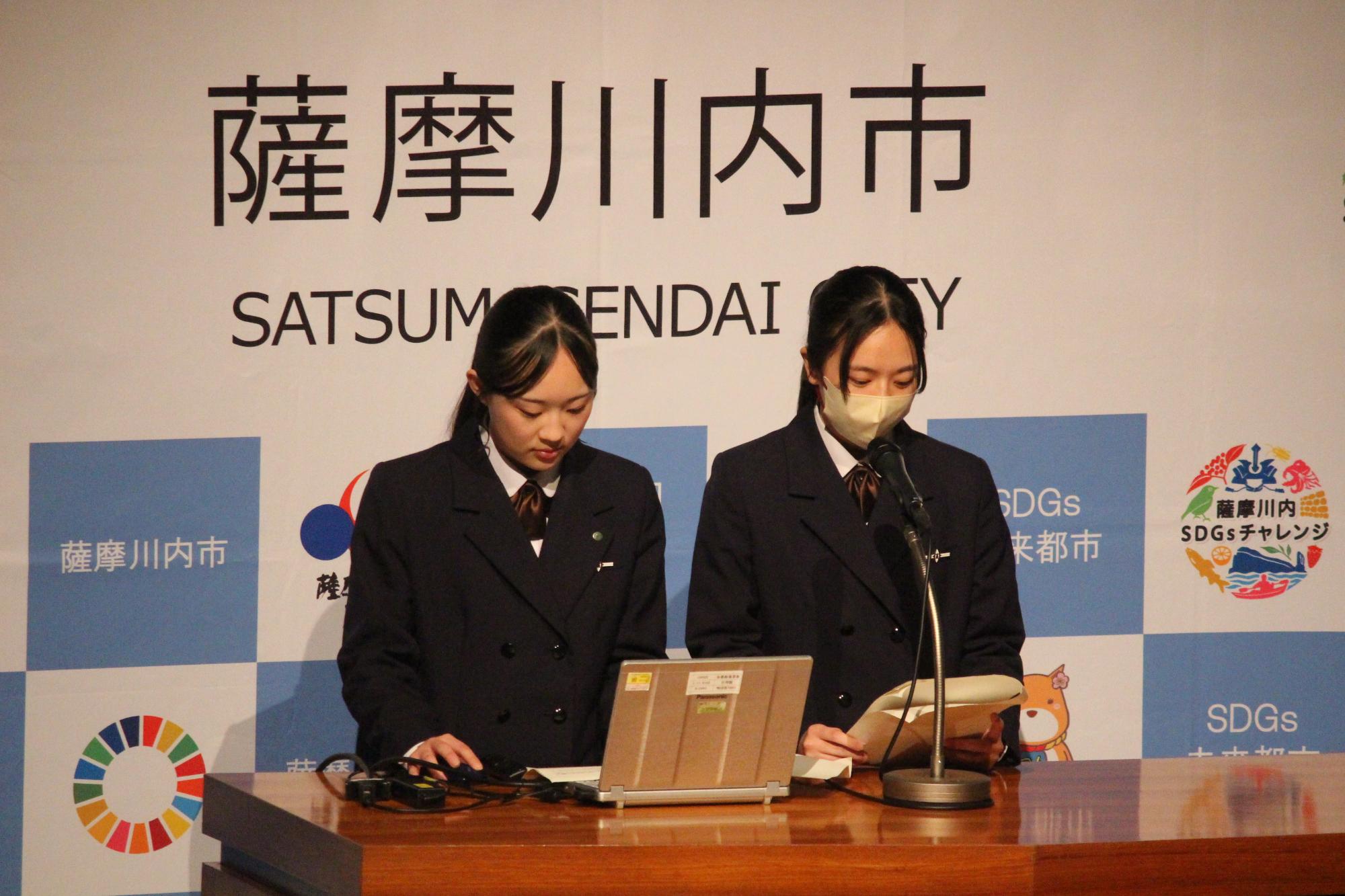 講演をする戸次さんと渡邊さん