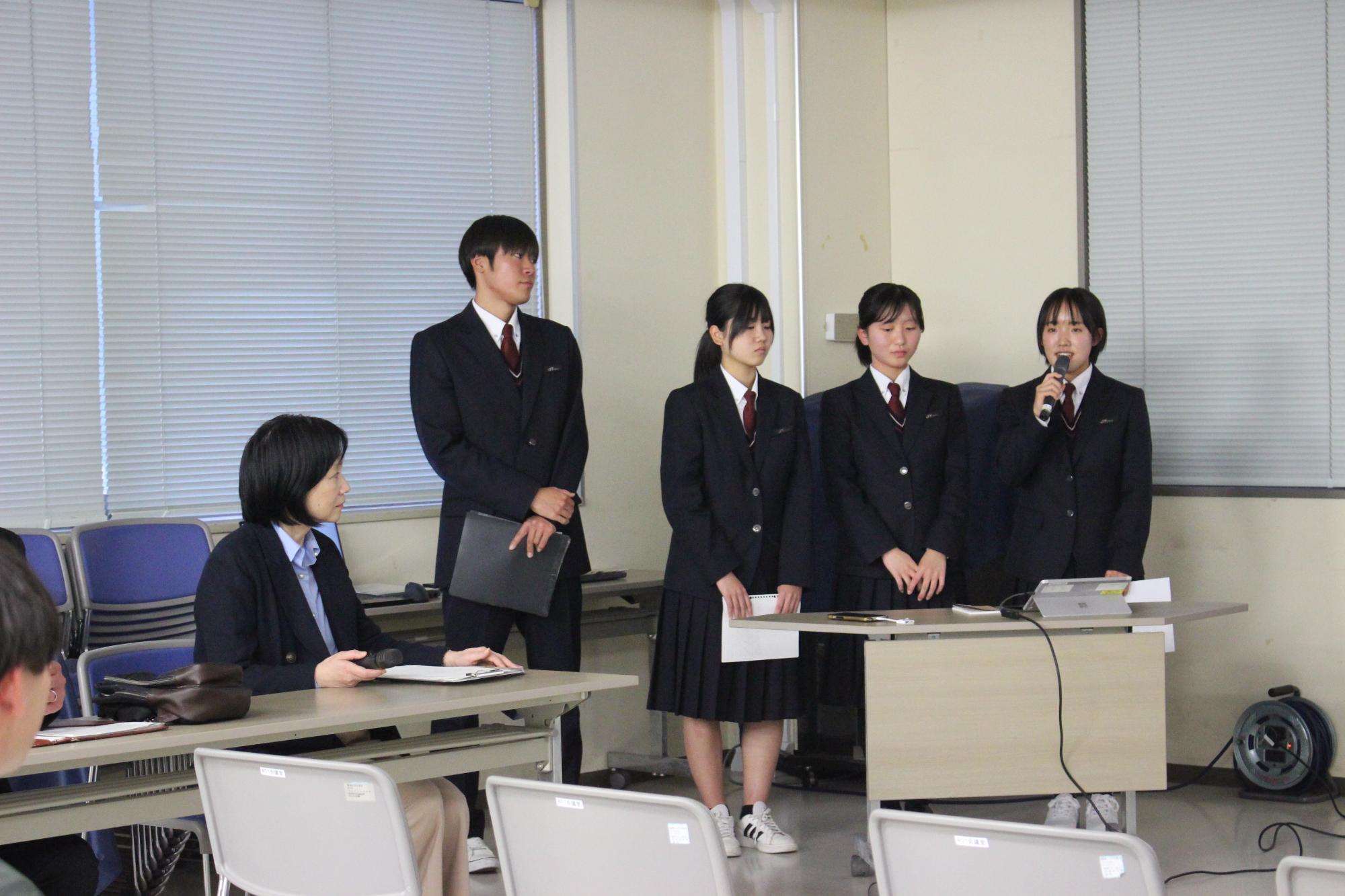 令和7年度みらいアドバイザー活動発表会（川内高等学校2年生薩摩川内市の情報革命グループ）質疑応答の様子