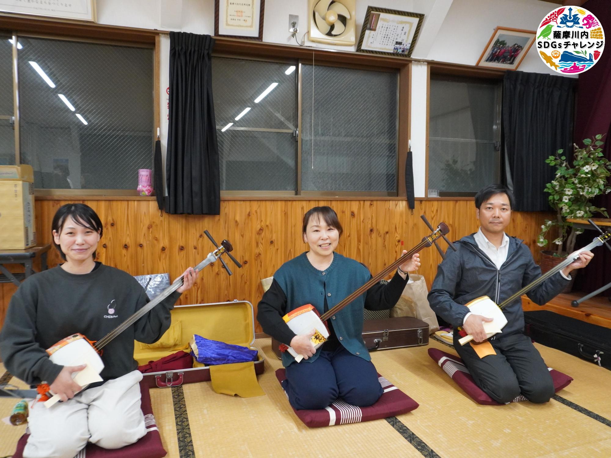 三味線部隊の児玉千鶴さん（左）園田知美さん（中）古垣雄二郎さん（右）