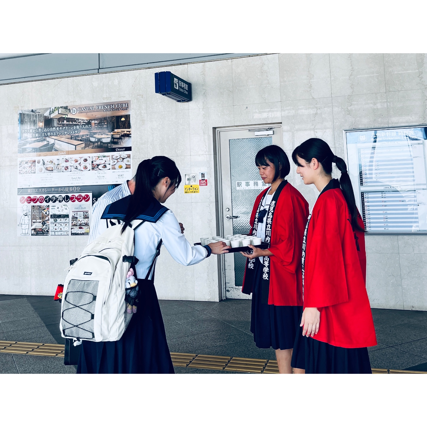 お茶でおもてなしをする川内商工高等学校の生徒