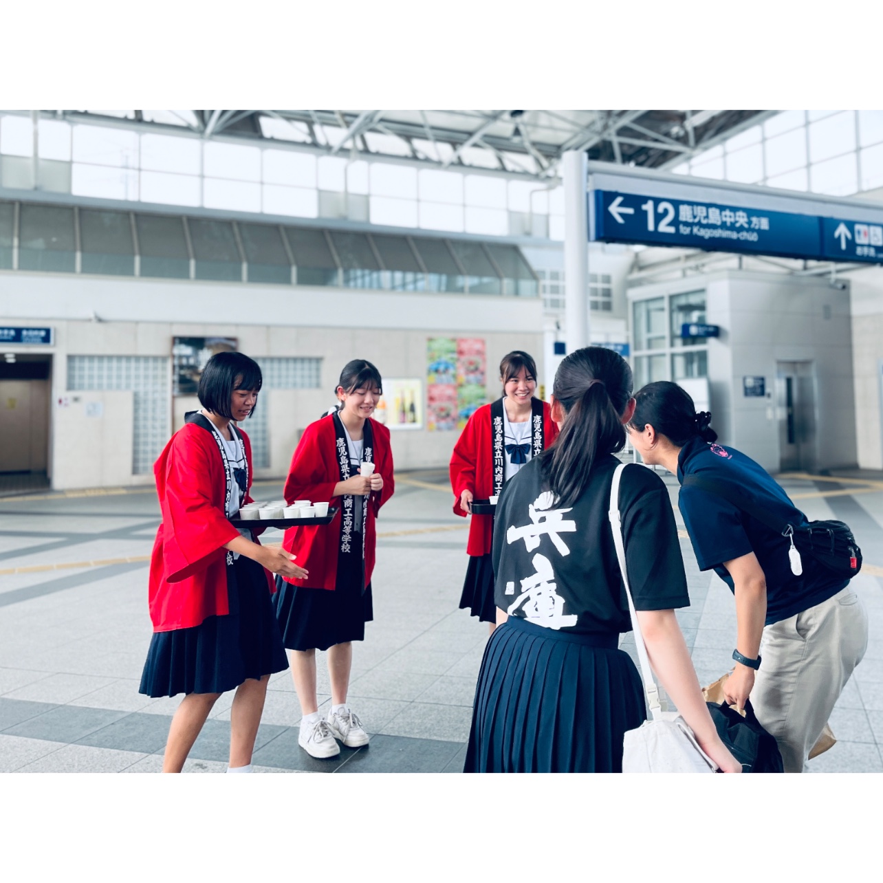 おもてなしをする川内商工高等学校の生徒