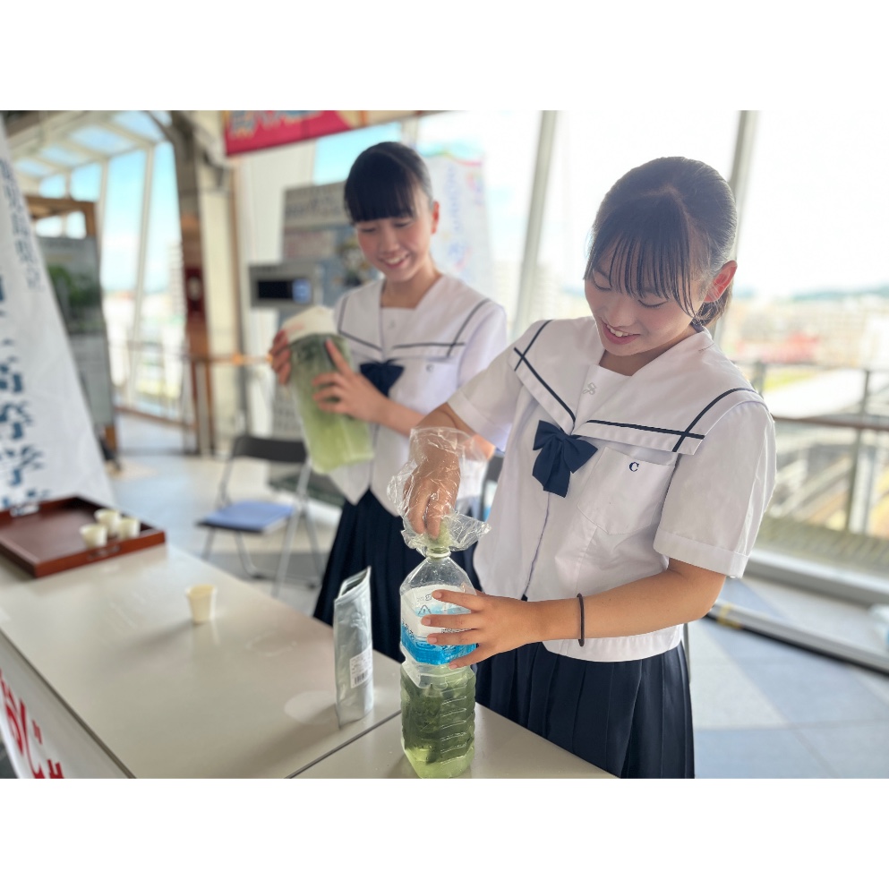 おもてなし用のお茶を準備する川内商工高等学校の生徒