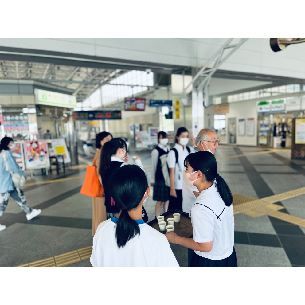 お茶でおもてなしをする川内商工高等学校の生徒