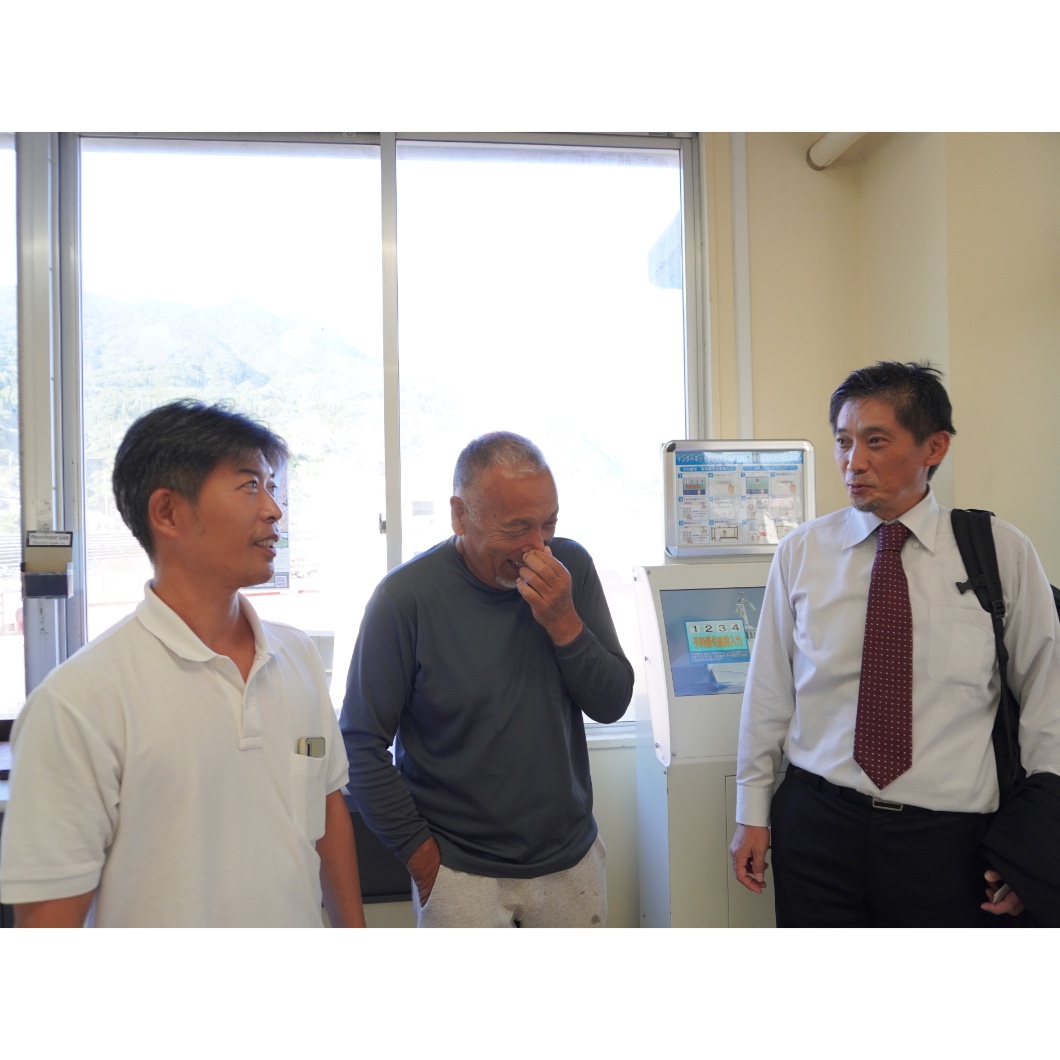 談笑する下野尚登さん