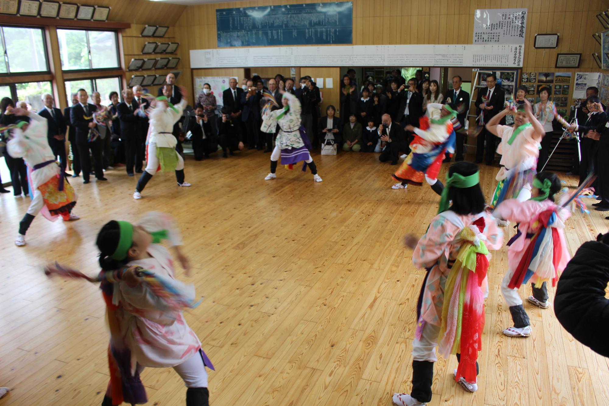 柳原移住140周年記念祭での伝統芸能「新地節」披露の様子