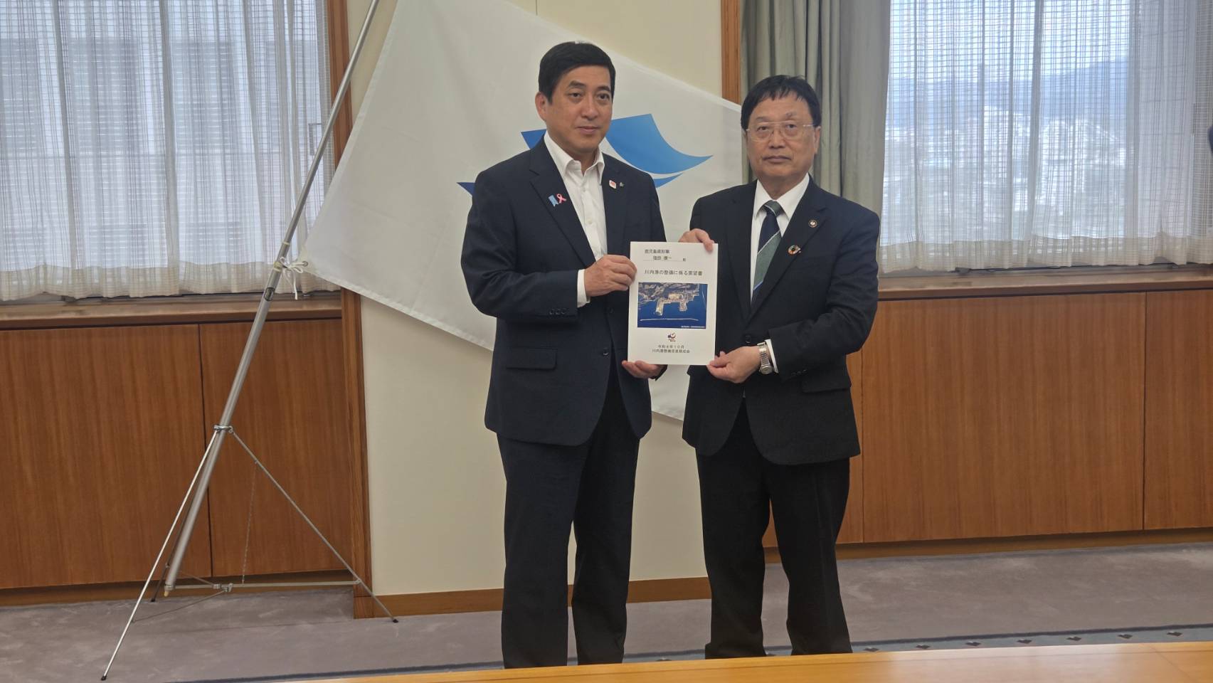 要望書手交（期成会会長 田中良二薩摩川内市長から塩田康一鹿児島県知事へ）