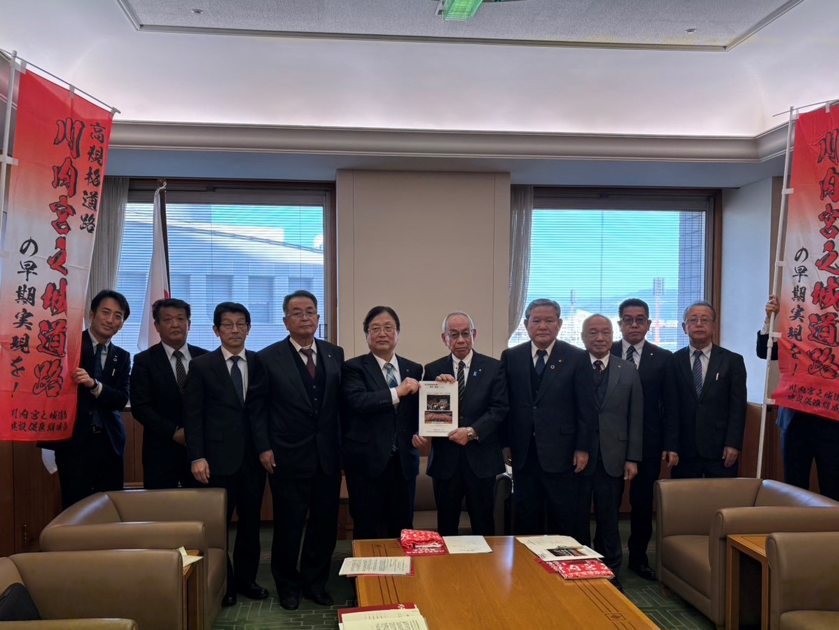 藤本副知事(右から5番目)