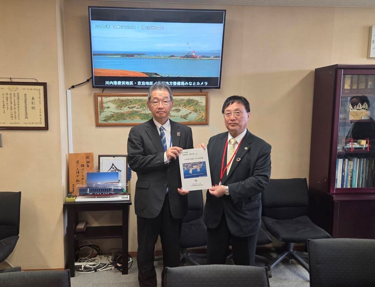 要望書手交（期成会会長田中良二市長から安部港湾局長へ）