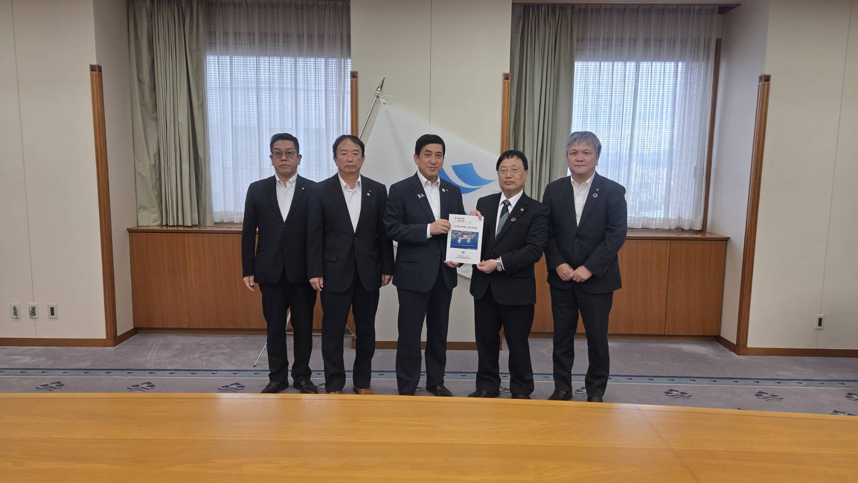 要望書手交（期成会会長田中良二市長（右から2番目）から塩田康一鹿児島県知事へ）