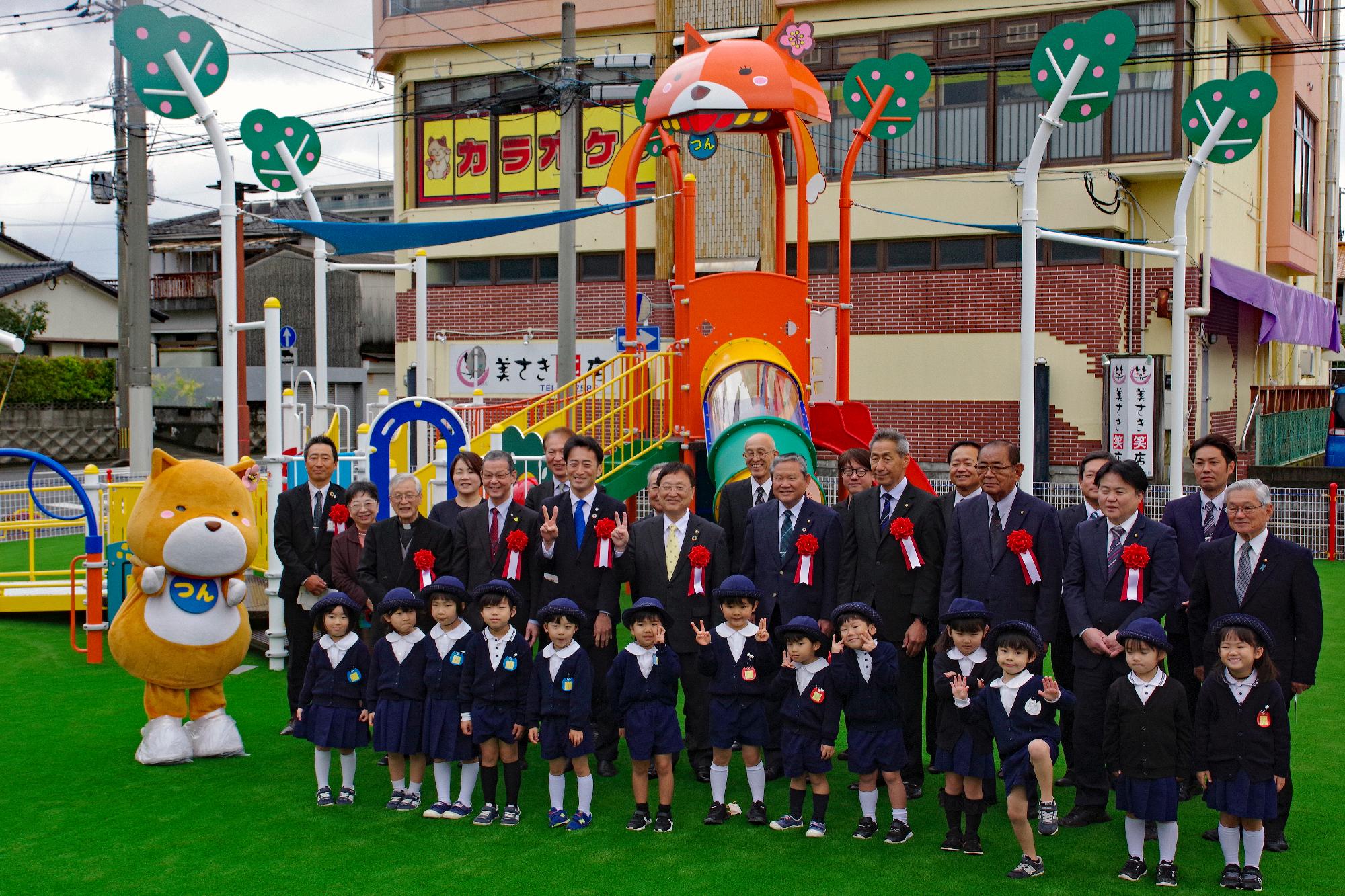 子どもたちとの集合写真