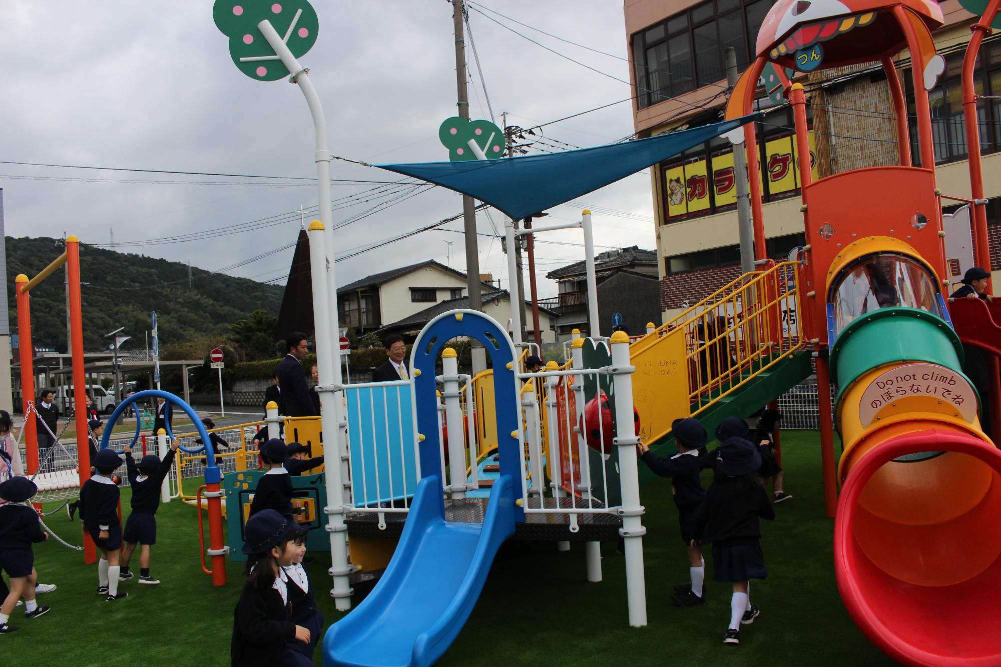 子どもたちが遊具であそぶ様子