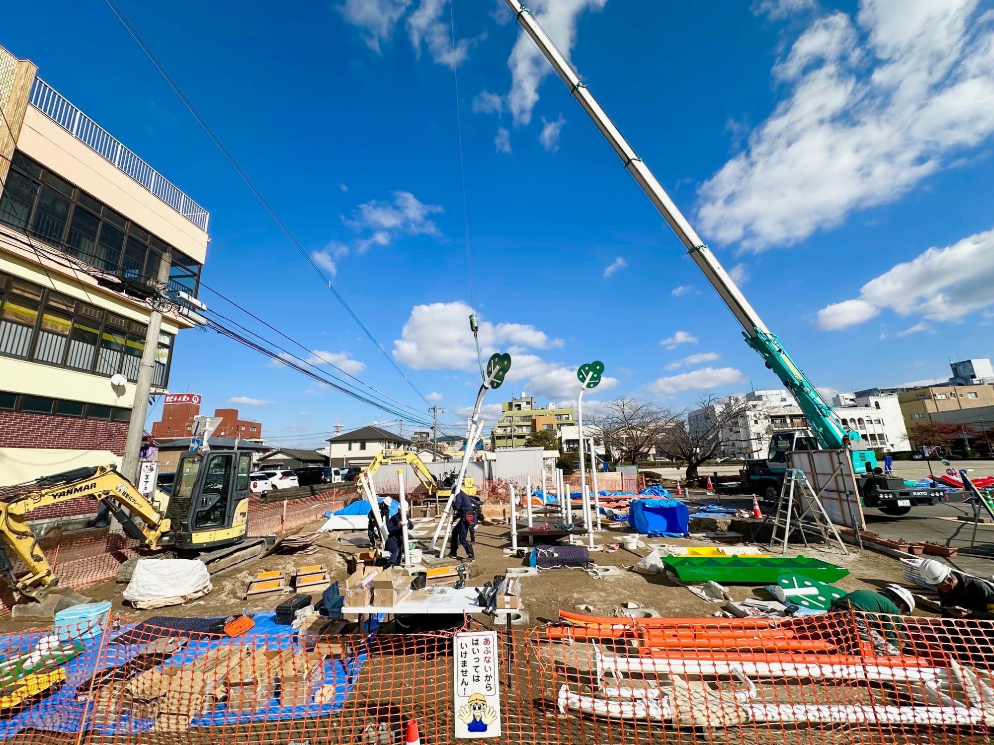 遊具の組み立ての様子