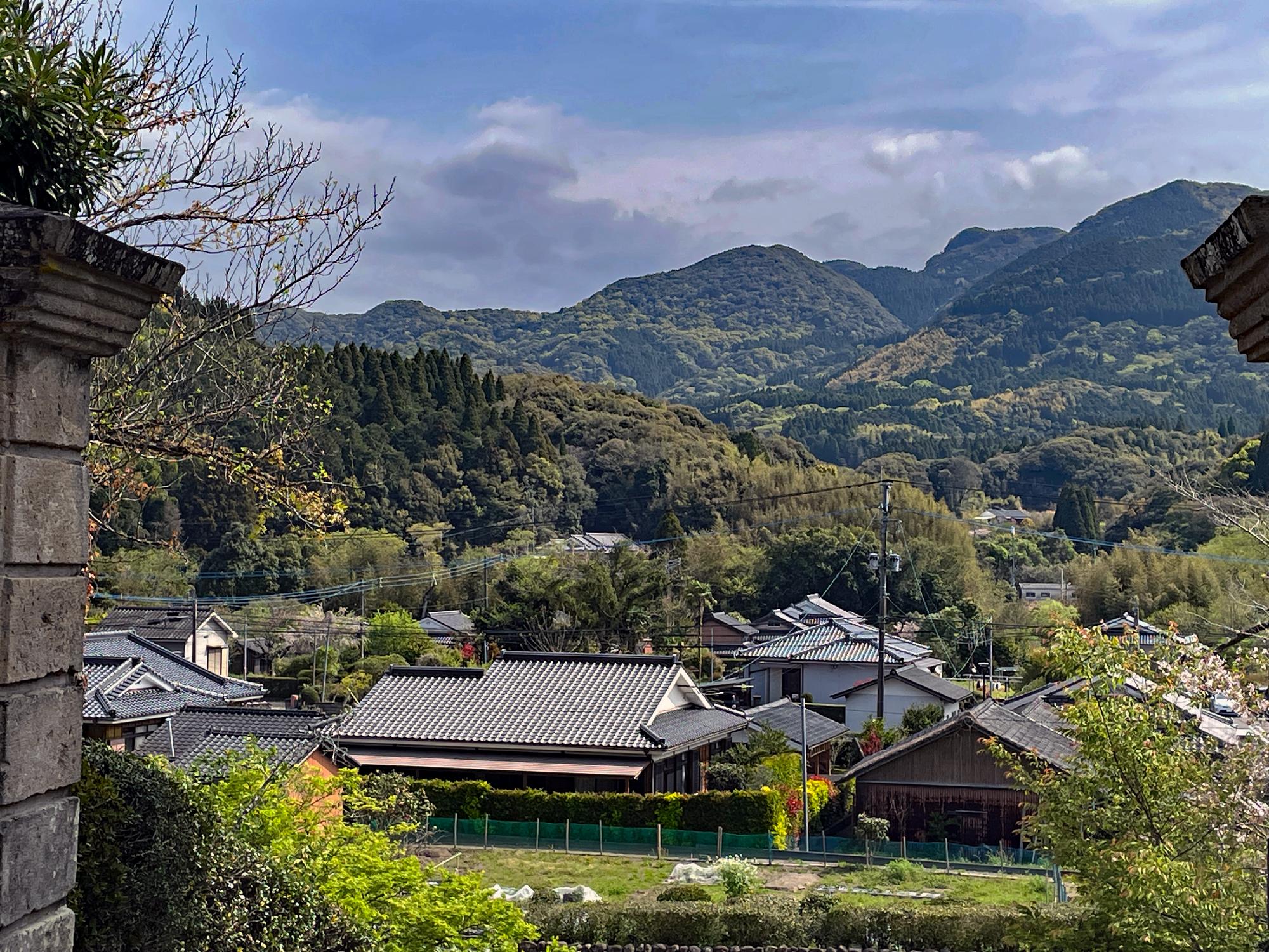 入来小学校から見る山の稜線が寝ている西郷さんに見える写真
