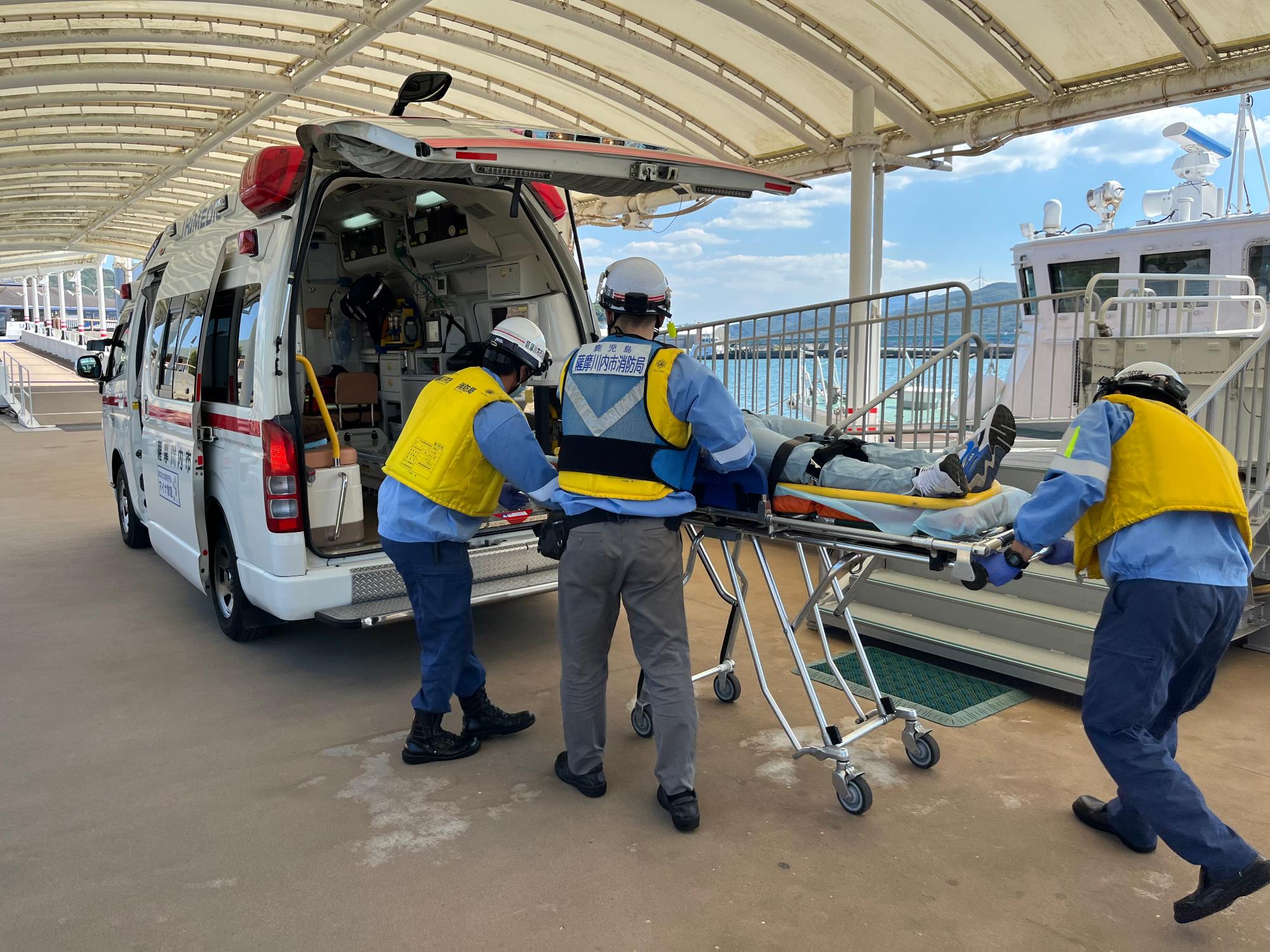 救急車内へ搬入