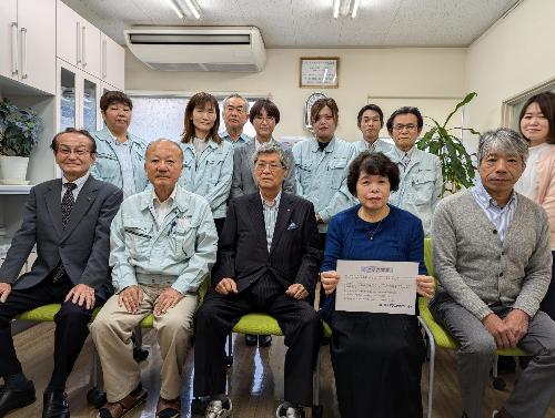 宣言文を手に持って正面に向けている株式会社 ハウスサポートの代表取締役　今村さまと従業員のみなさま