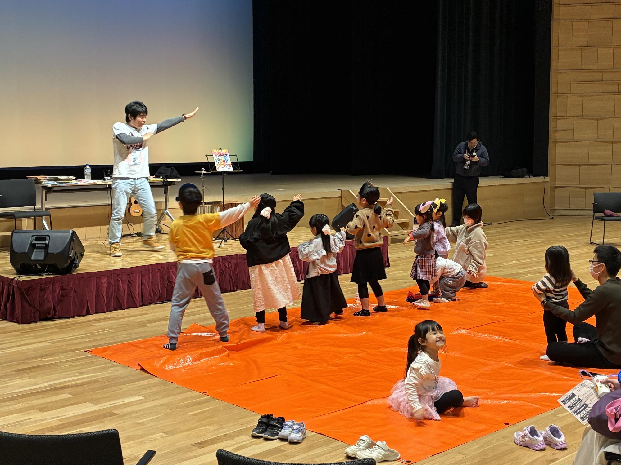 絵本ライブで子どもたちが一緒に踊っている写真