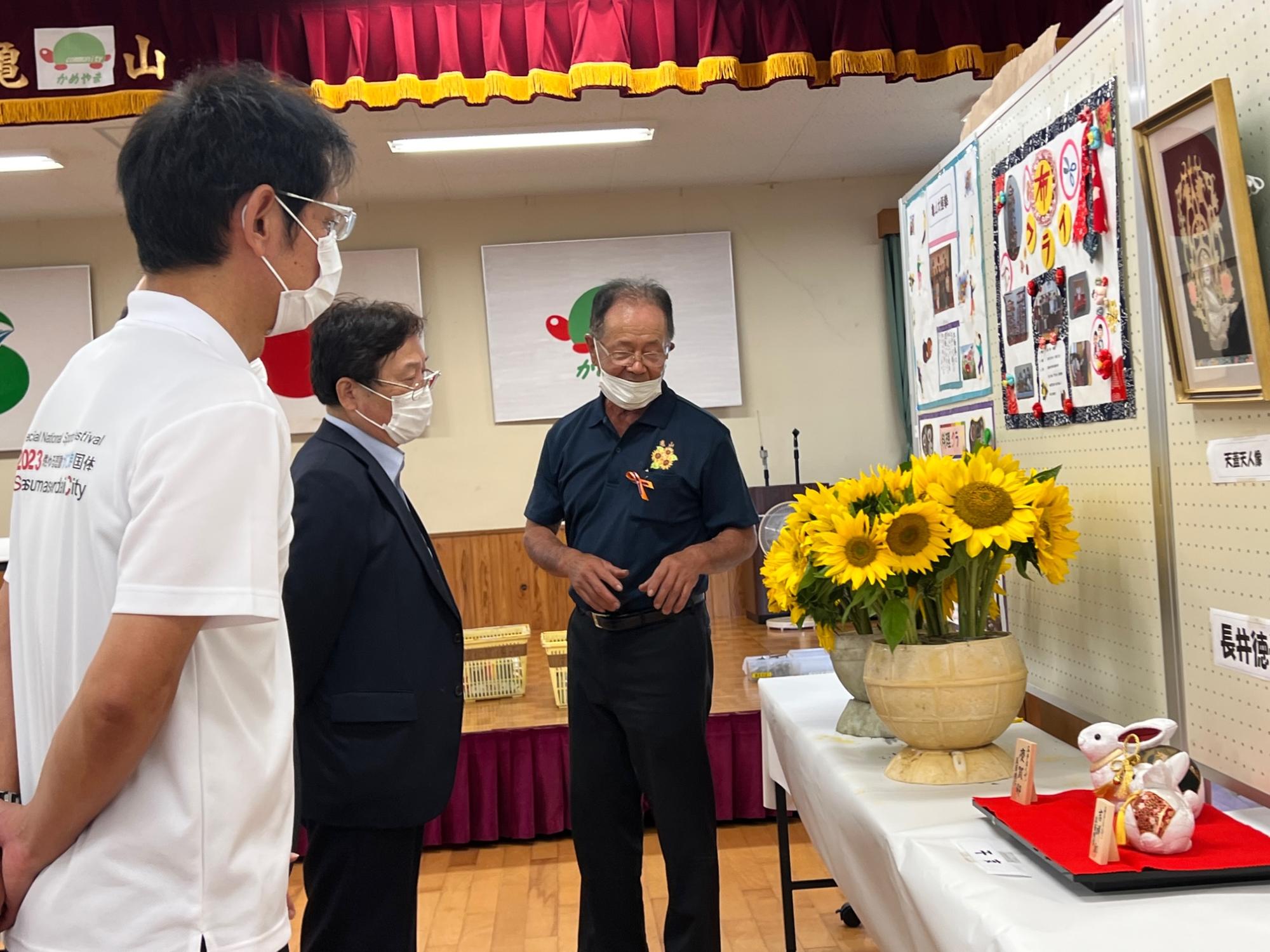 亀山地区文化祭&かかし祭りで展示の説明を聞く田中市長