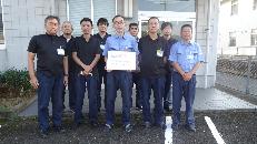 岡野エレクトロニクスの安井社長以下管理職が宣言文を持っているところ