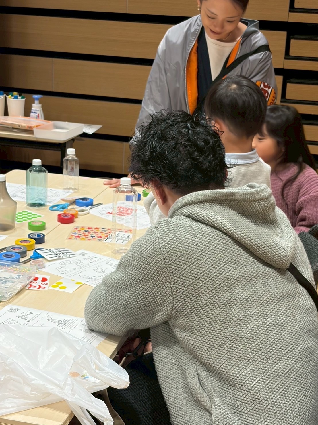 親子がおもちゃ作りをする様子