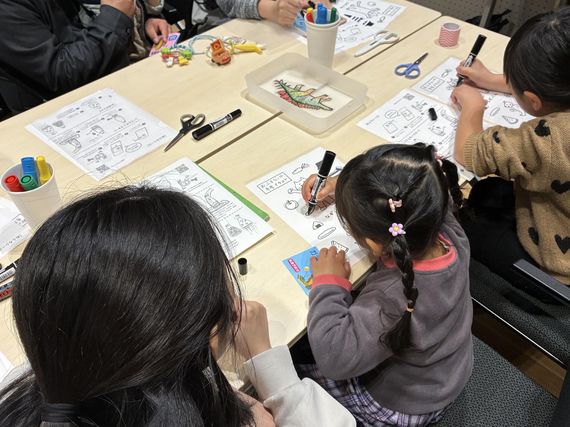 お母さんと一緒におもちゃ作りをする子供