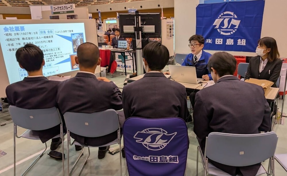 田島組中林さんが企業の説明をしている写真