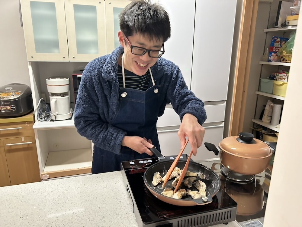 田島組中林さんが料理をしている写真