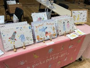 子どもの手形足形で作られた作品の展示