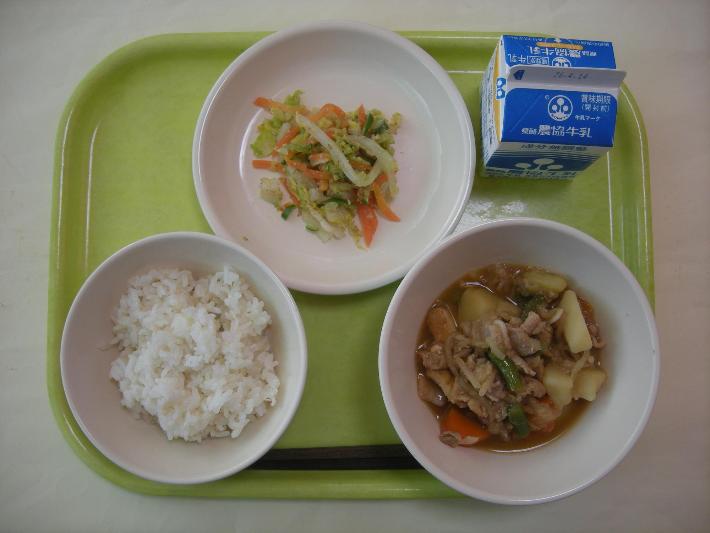 麦ごはん、肉じゃが、キャベツのごま和え、牛乳の写真