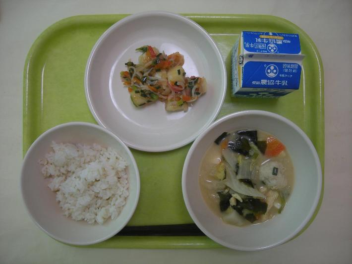 麦ごはん、ふわふわ鶏だんご汁、揚げだし高野豆腐、牛乳の写真