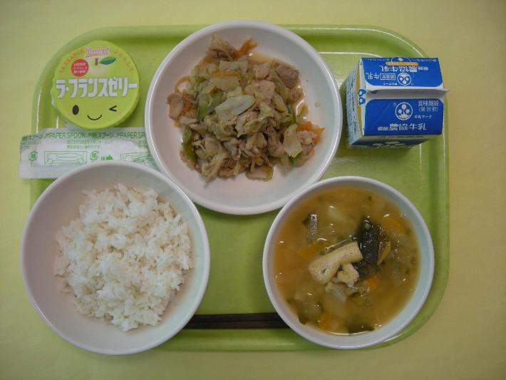 麦ごはん、焼肉どんぶりの具、ピリ辛みそ汁、ラフランスゼリー、牛乳の写真