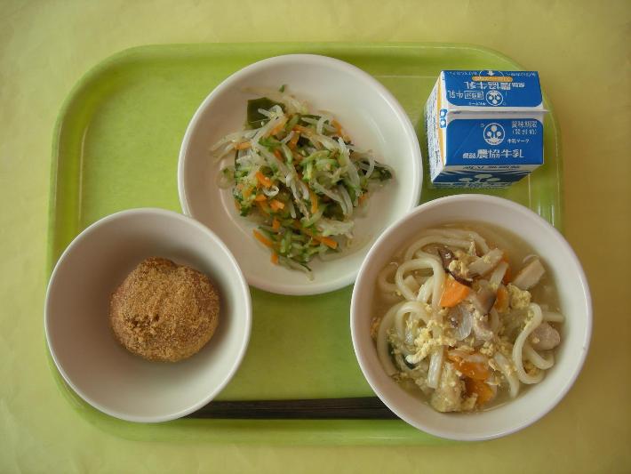 きな粉揚げパン（中2個）、 親子うどん、もやしのあえもの、牛乳の写真
