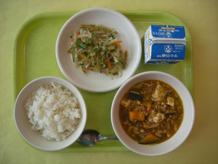 麦ごはん、麻婆かぼちゃ、茎わかめのごま和え、牛乳の写真