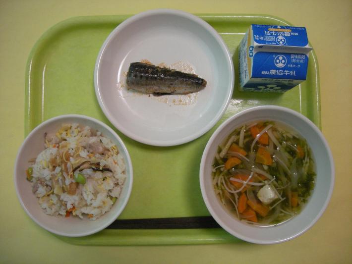 秋のちらし寿司、あおさと豆腐のすまし汁、いわしのトマト煮、牛乳の写真