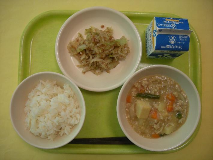 ごはん、じゃがいものそぼろ煮、キャベツの三杯酢、牛乳の写真