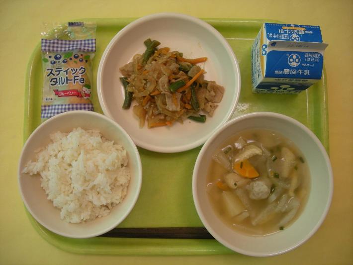 麦ごはん、ごぼう団子汁、豚肉の生姜炒め、ブルーベリータルト、牛乳の写真