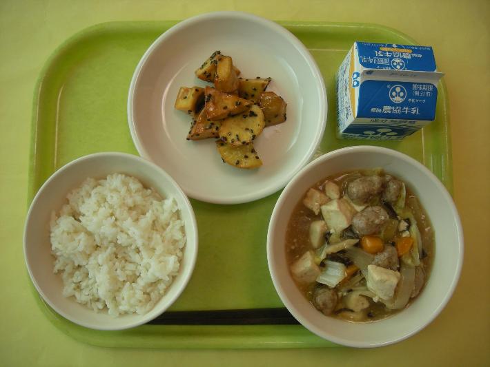 麦ごはん、豆腐の中華煮、大学芋、牛乳の写真
