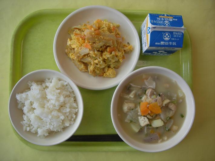 ごはん、豆トン汁、さつま揚げの卵とじ、牛乳の写真