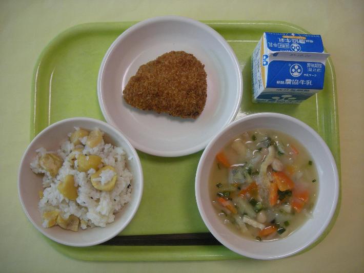 栗ごはん、秋の味覚汁、かぼちゃひき肉フライ、牛乳の写真
