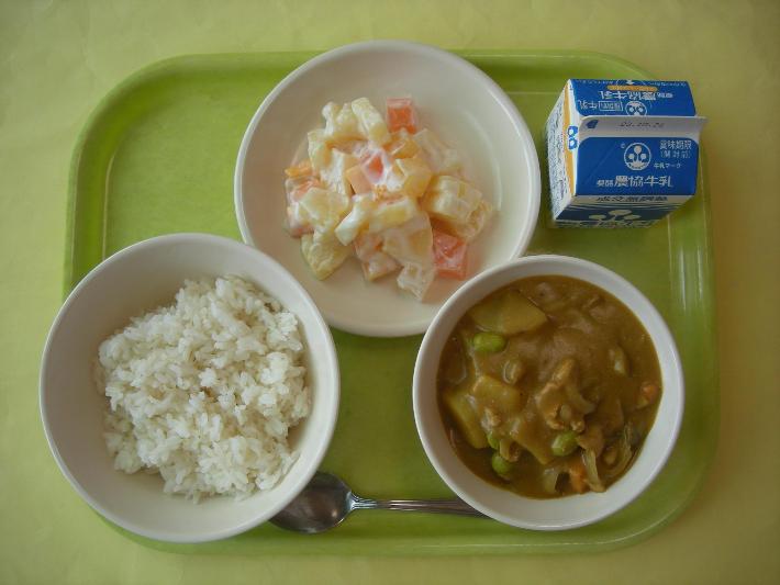 麦ごはん、秋野菜カレー、フルーツのヨーグルト和え、牛乳の写真