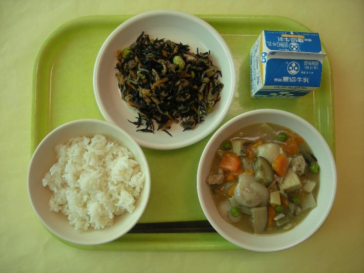 麦ごはん、生揚げの吹き寄せ、ひじきの炒め物、牛乳の写真