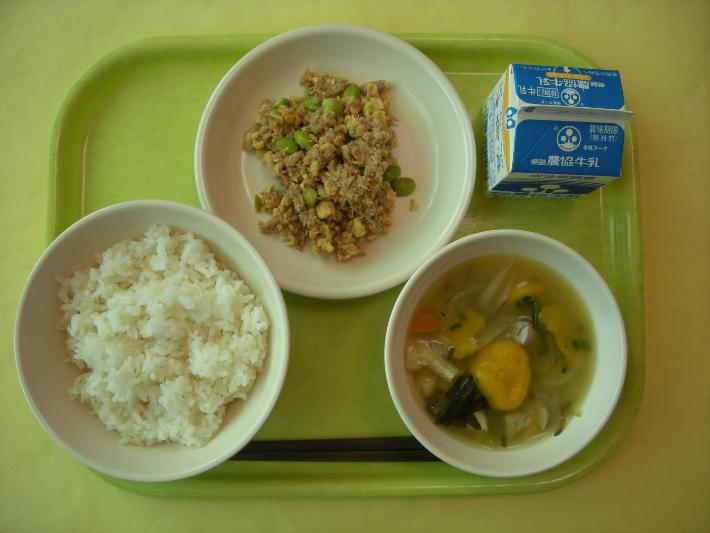 麦ごはん、かつおそぼろどんぶりの具、かぼちゃ団子汁、牛乳の写真