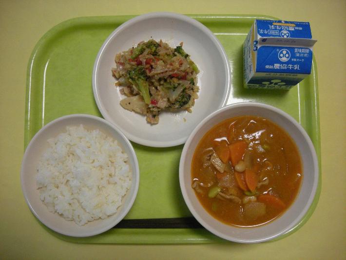 ごはん、ポークビーンズ、華野菜のガーリックソテー、牛乳の写真