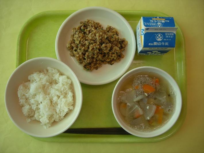 麦ごはん、けんちん汁、スタミナ納豆、牛乳の写真