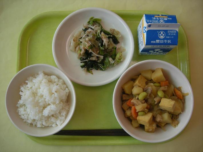 麦ごはん、ちょっピリカレーじゃが、キャベツのおかか和え、牛乳の写真